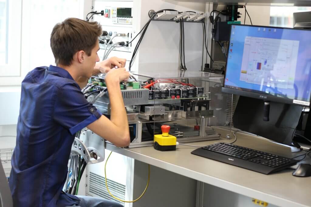 REGATRON Electronic Technician EFZ apprenticeship – training in electronics and programmable power supplies